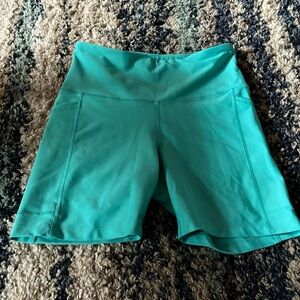 Old Navy Powersoft 6 inch biker shorts sz Medium